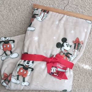 Disney©️ Mickey Mouse Christmas Oversized Plush Throw Blanket, Snowflake Design